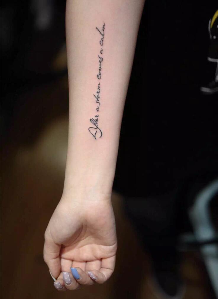 美院艺术高才生赵小姐手臂上的一行秀美字母纹身图案