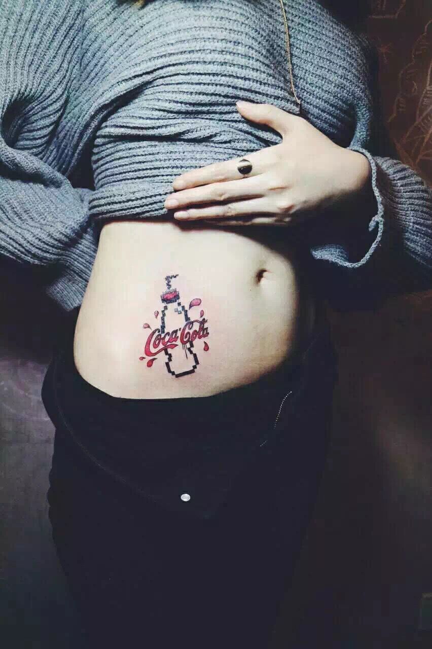 潮流时尚达人孙小姐腰部的可口可乐纹身图案