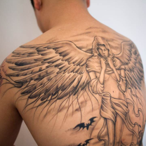 公司创始人肖先生背部的天使之翼纹身图案