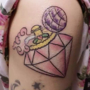 聪明可爱的楚小姐手臂上的粉色钻石纹身图案