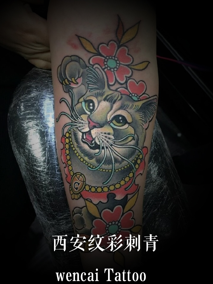 西安的柳小姐在小腿上纹写实风格的小猫猫一只