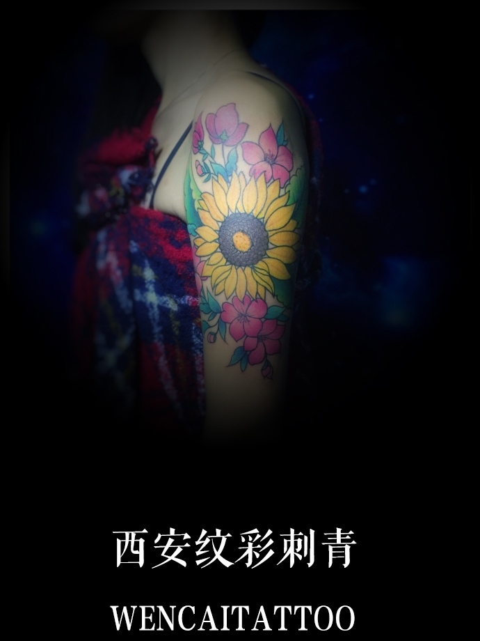 美丽的孙小姐大臂向日葵纹身图案