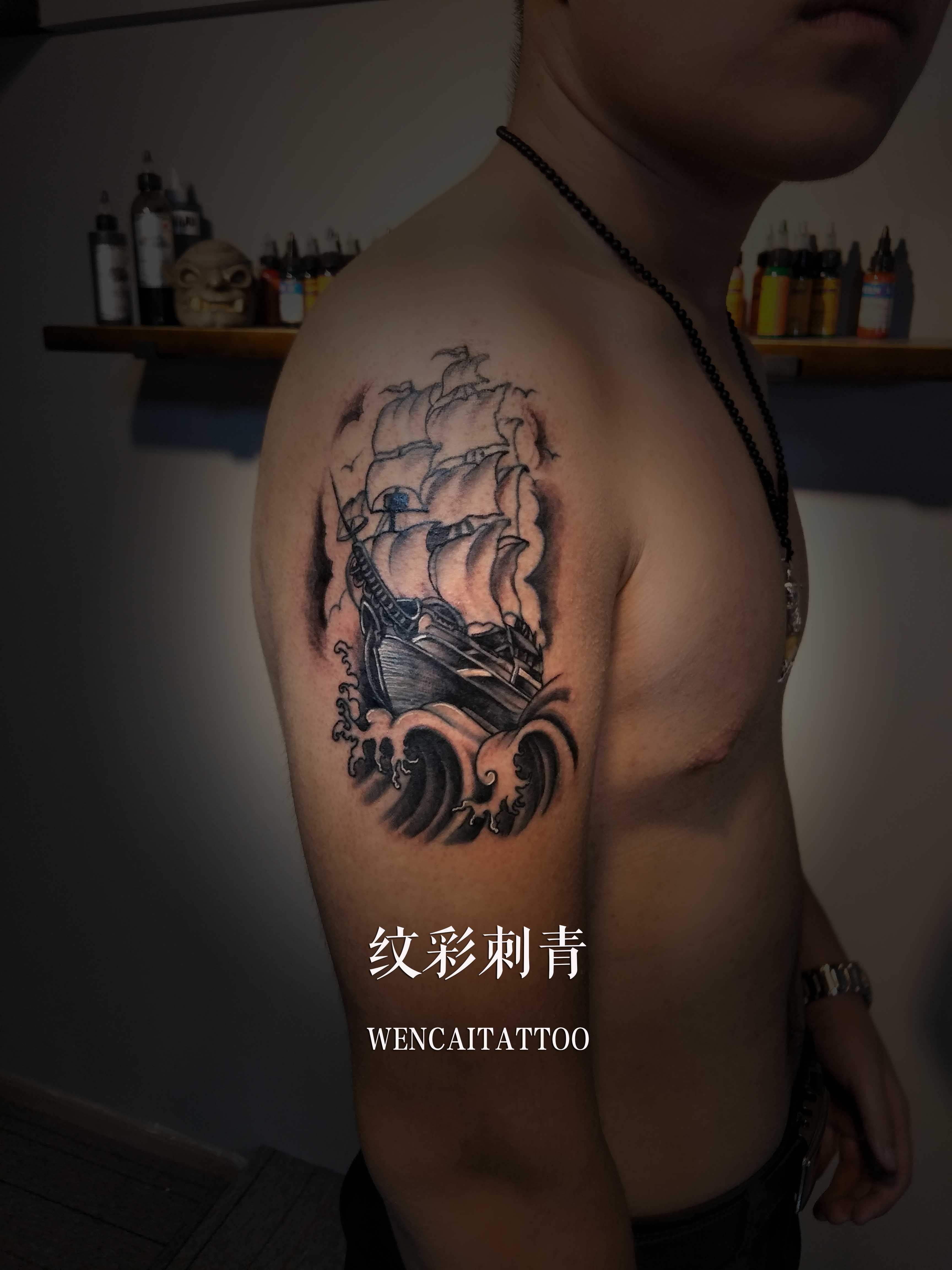 西安退伍消防员赵先生大臂上的帆船纹身图案