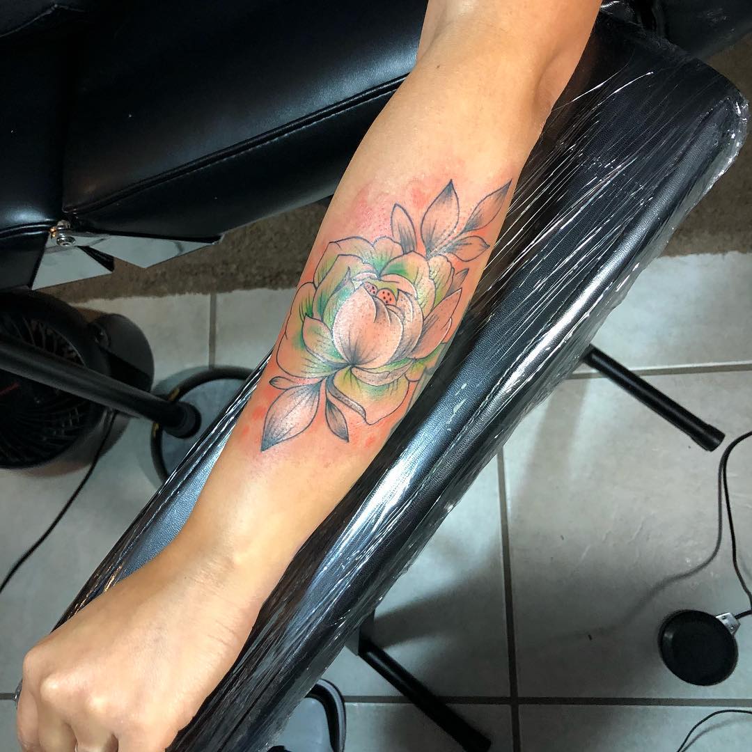 卖槟榔的宁先生小臂莲花纹身图案