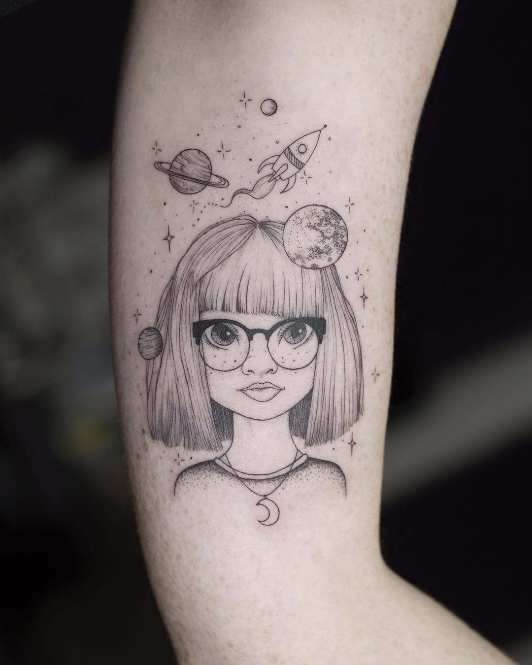 薄先生大臂美女火箭星球纹身图案