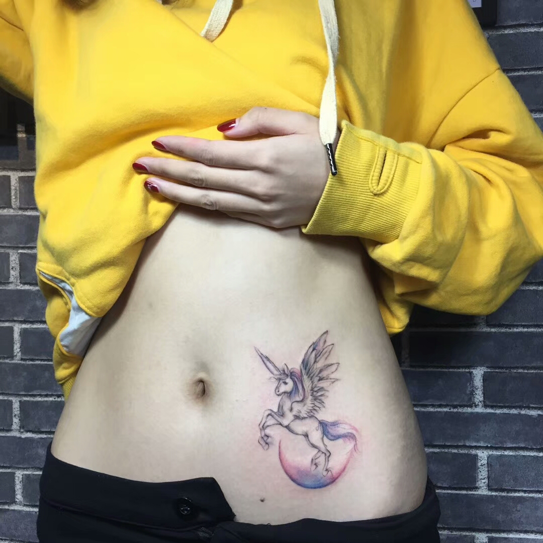美女腹部美丽神秘水彩独角兽纹身图案