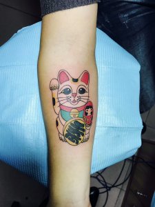甜美可人的路小姐手臂处的优雅招财猫纹身图案