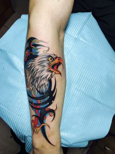 西安穆先生手臂处的烈焰神鹰纹身图案