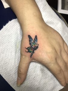 情感细腻的卢小姐虎口处的可爱蝴蝶仙子纹身图案