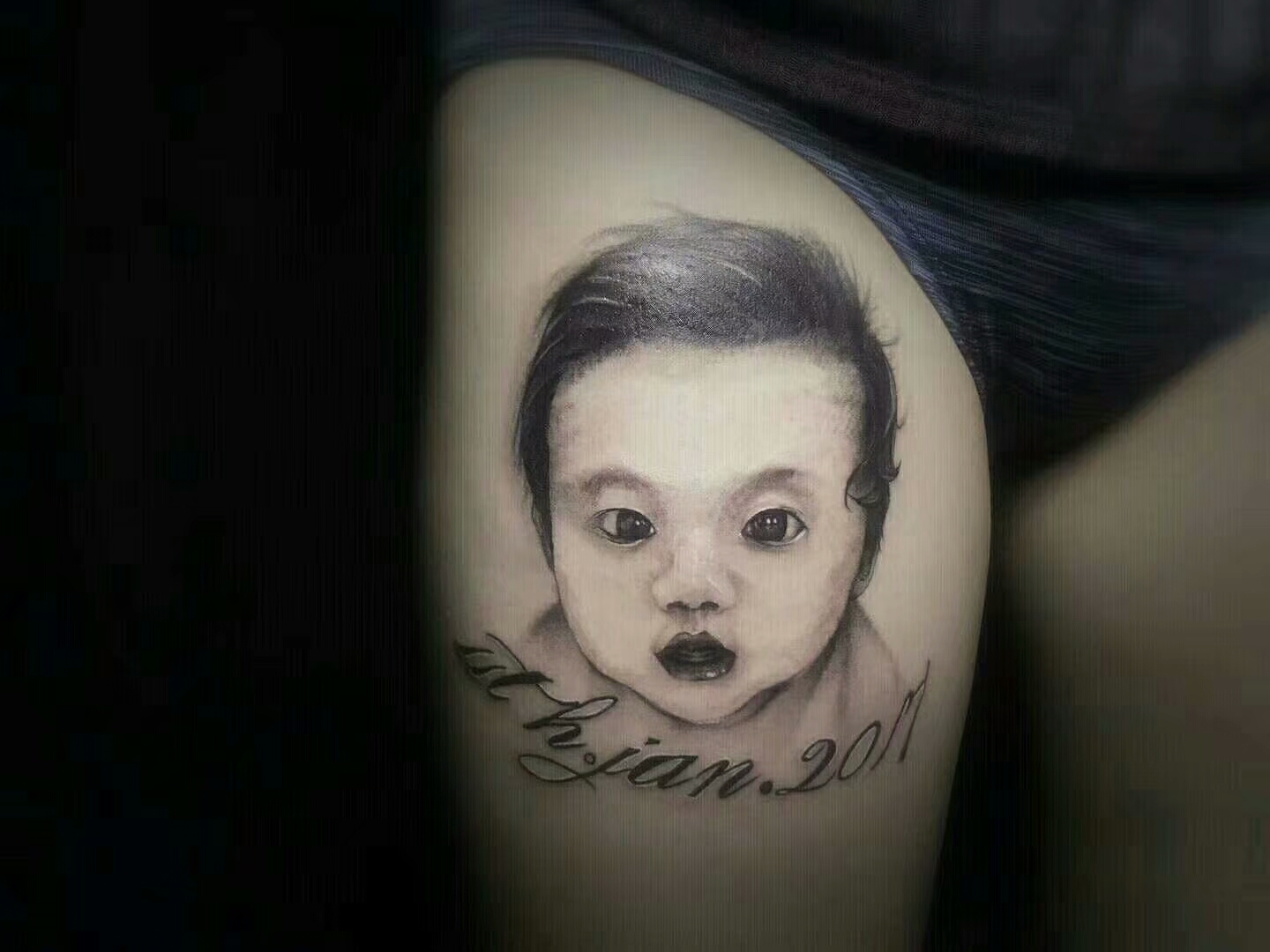 心中有爱的宝妈大腿处的亲子肖像纹身图案