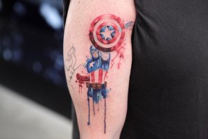 西安邮电大学宋同学手臂上的水彩风格美国队长纹身图案