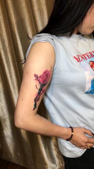 大臂粉色玫瑰纹身图案已完成视频