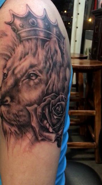 大臂黑灰皇冠狮子玫瑰纹身图案已完成视频