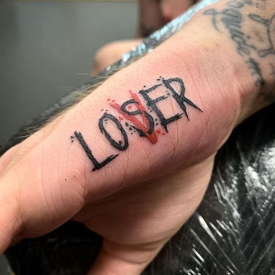 手上的LOSER纹身图案