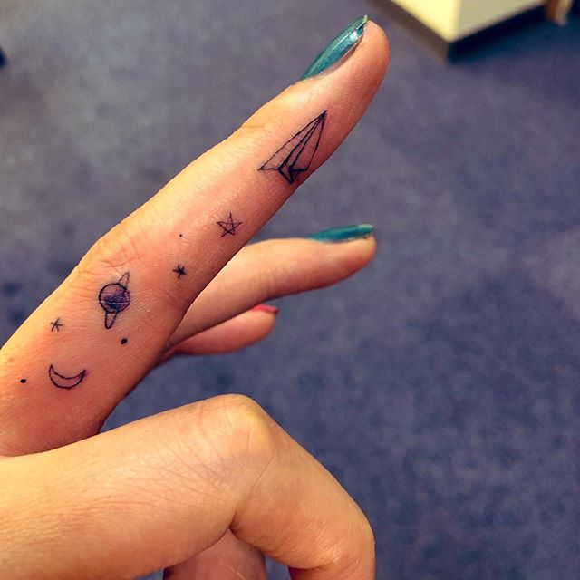 女生手指上简约纸飞机月亮星星纹身图案