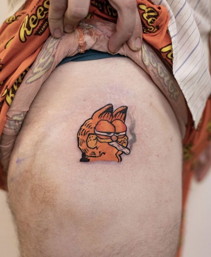 黄色卡通加菲猫抽烟纹身图案